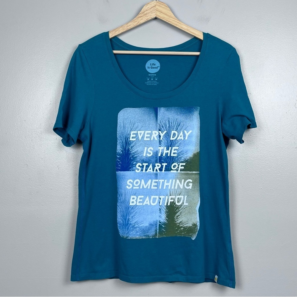 Life is Good Women's 100% Cotton Scoop Neck Graphic Print Fitted Tee Size M